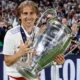 Luka Modric Memegang Piala