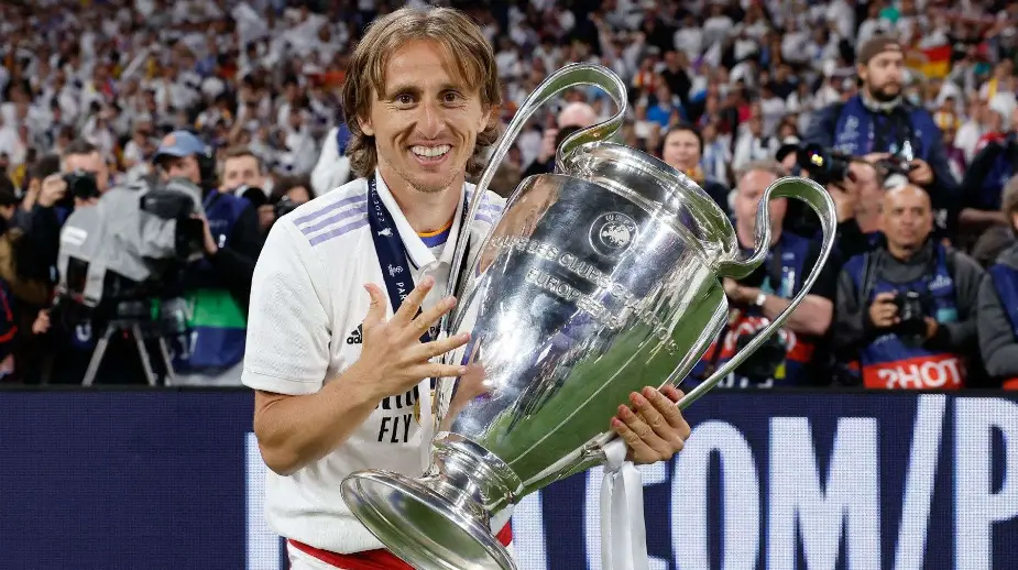 Luka Modric Memegang Piala